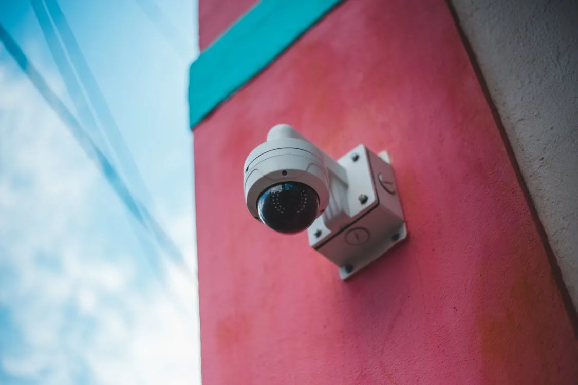 Kamera monitoringu CCTV na elewacji budynku