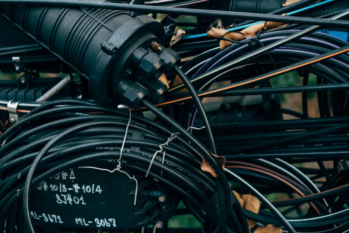 Kable światłowodowe ze złączami w szafie telekomunikacyjnej