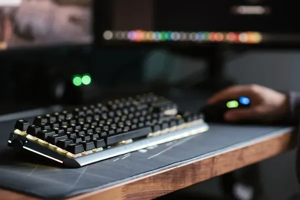 Technik serwisu komputerowego PartsPC przy naprawie laptopa w Jastrz?biu-Zdroju